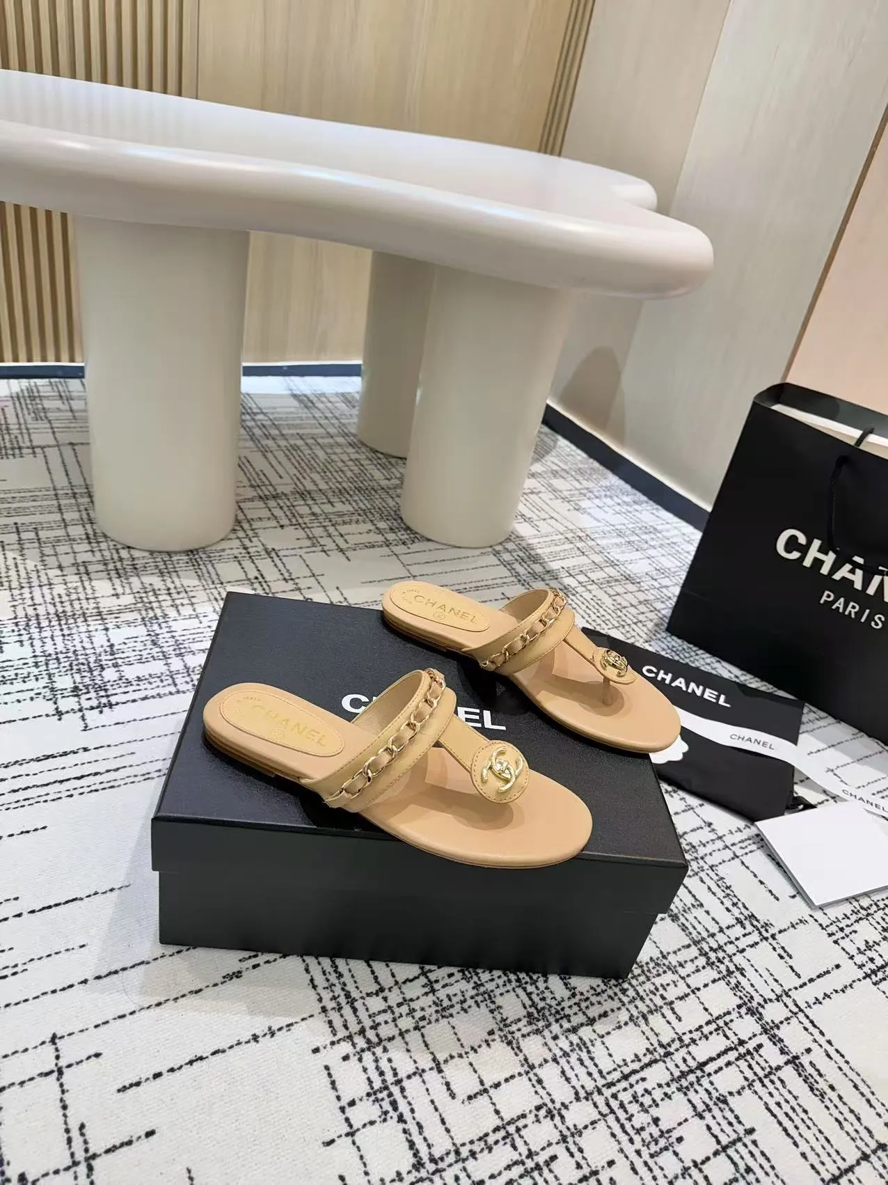 👟👟Ex-factory price 480👟👟 Top version Chanel Chanel - 2025 spring model, counter top double C sandals, this classic design; the extraordinary double C incorporates a variety of color elements... The diversified mix and match is very beautiful and versatile, very light on the foot, comfortable, super delicate and elegant, and can be used outdoors... ꫛꫀꪝ Go➫ Material: ❶Upper made of: Original imported sheepskin ❷Inner lining: Original sheepskin lining ❸Outsole based on: Original Italian genuine leather outsole Counter boutique packaging complete set for women 35–40 (customized for 41) 3 colors available (black, white, apricot)